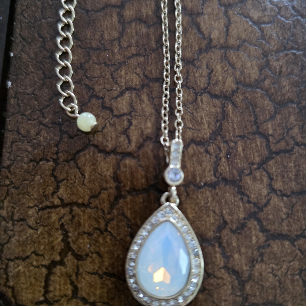 Source Unknown Gold and White Teardrop Necklace